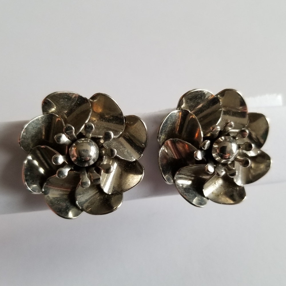 Vintage earrings flower clip on silver tone pinwheel floral chunky propeller - Picture 13 of 13